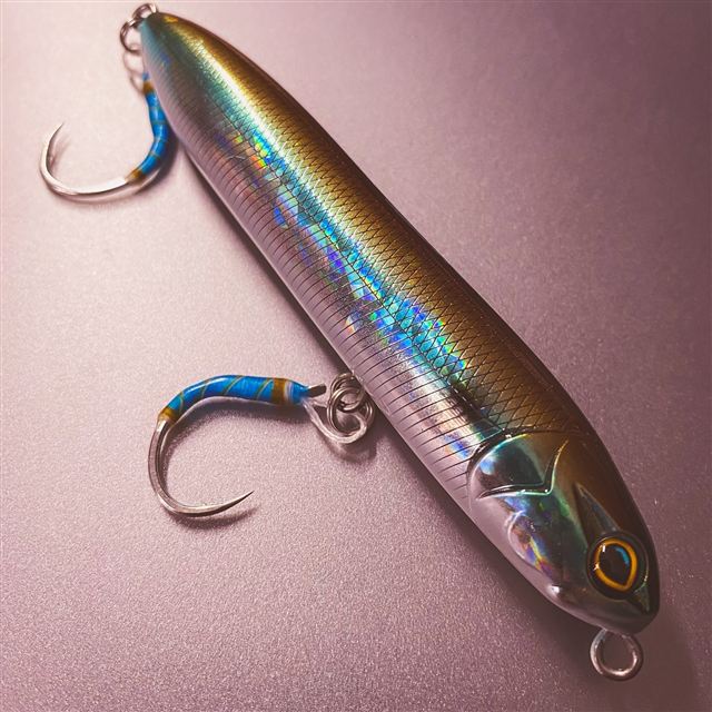Stickbait irisé équipé d'A6T's bleus